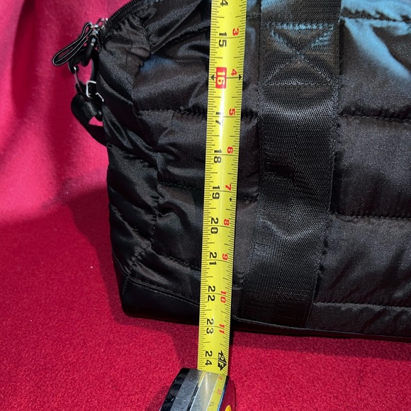 COPY - LARGE BLACK QUILTED UNDER ARMOUR BAG. NEW W/O TAGS - Picture 2 of 7